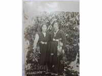 Рядка българска царска възрожденска фотография жени с пафти