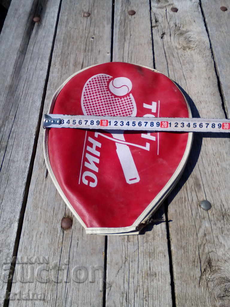 Livrarea O cutie de rachete de tenis vechi