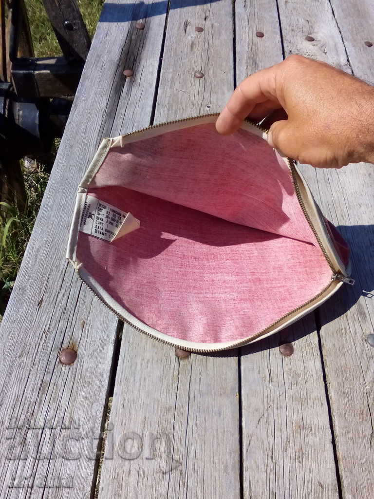 O cutie de rachete de tenis vechi - 5