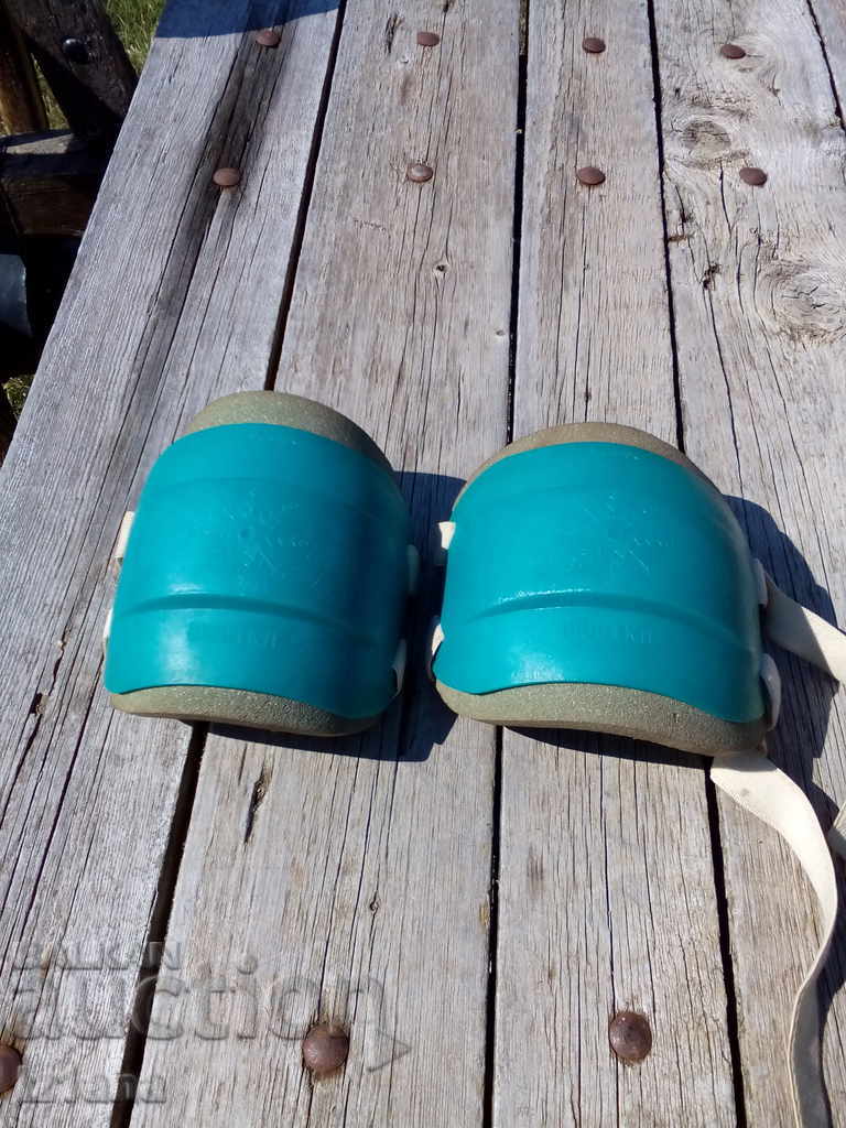Old baby knee pads with price 20.00 BGN | € 10.23 Old baby knee pads with price 20.00 BGN | € 10.23