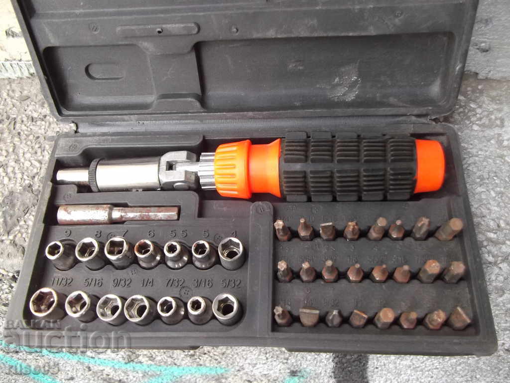 40 gadget „clichet” cu șurubelniță. vârful cu preț 15.00 BGN | € 7.67