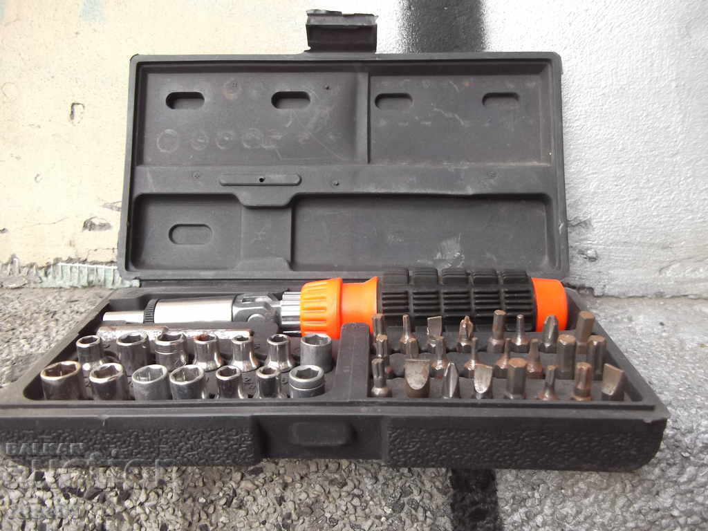 Licitație 40 gadget „clichet” cu șurubelniță. vârful