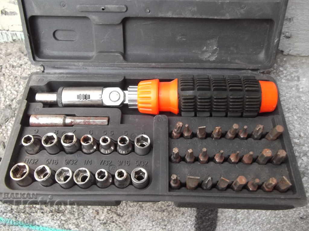 Livrarea 40 gadget „clichet” cu șurubelniță. vârful