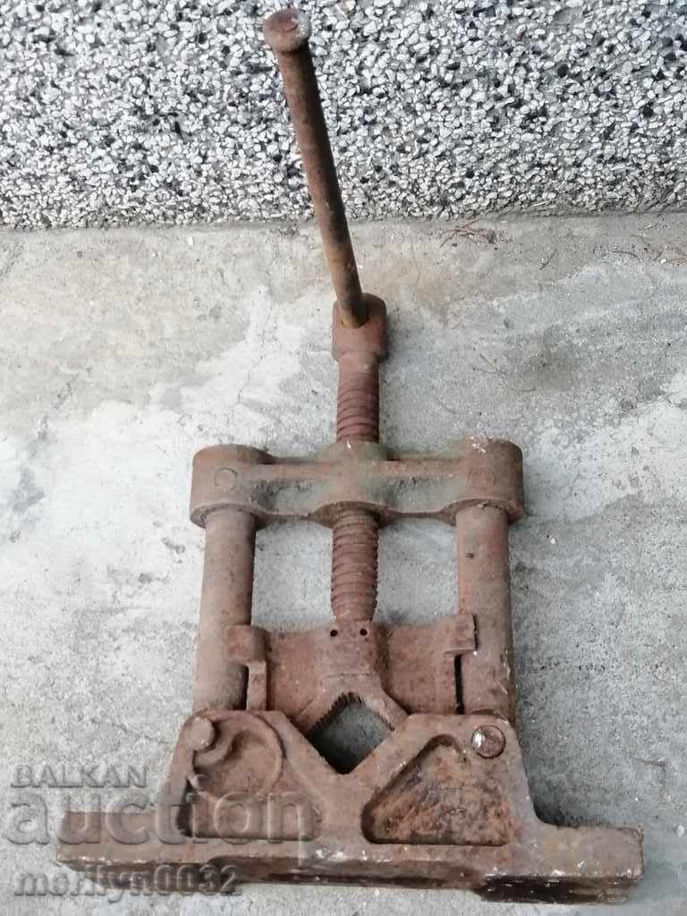 Auction  An old pipe clamp clamps an iron tool