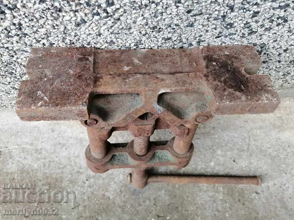 Delivery of An old pipe clamp clamps an iron tool