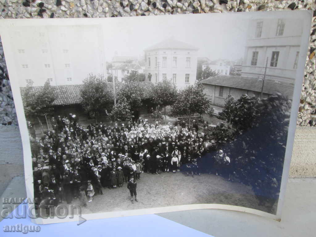 Delivery of OLD PHOTO OF THE PRIEST, PRIEST OF POP MIRIAN Delivery of OLD PHOTO OF THE PRIEST, PRIEST OF POP MIRIAN