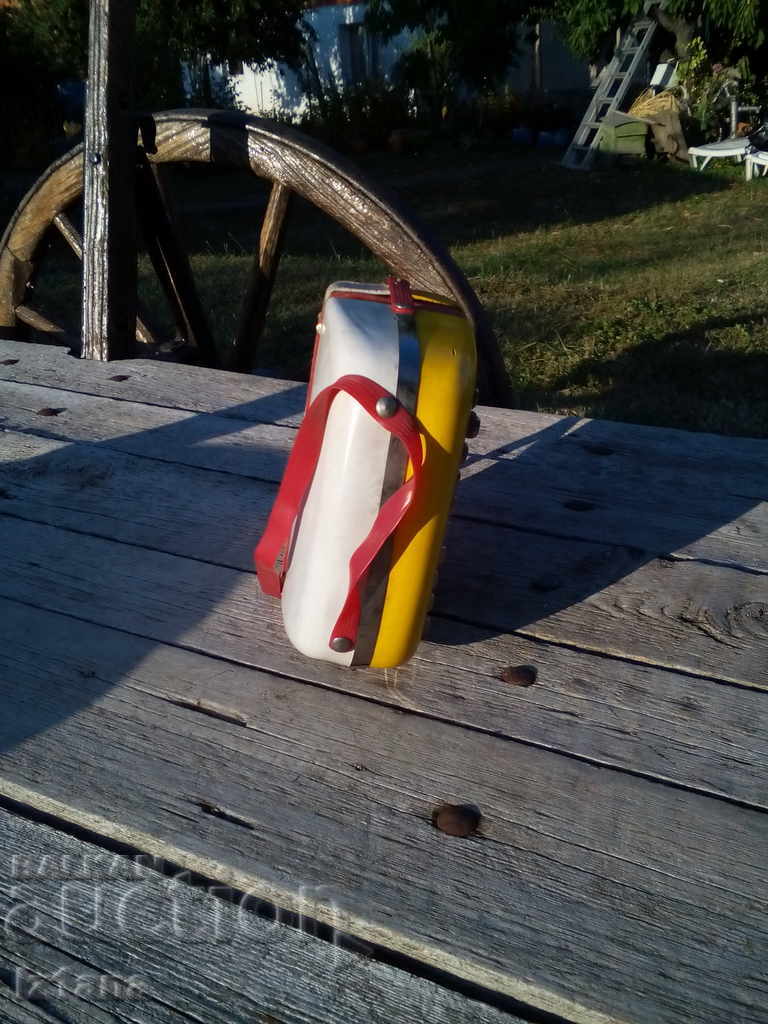 Acordeon pentru copii bătrâni, jucărie cu preț 25.00 BGN | € 12.78 Acordeon pentru copii bătrâni, jucărie cu preț 25.00 BGN | € 12.78