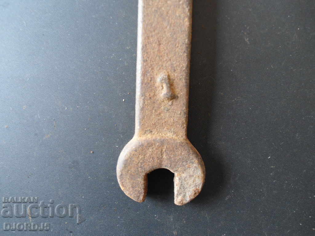 Old forged wagon wagon key with price 3.00 BGN | € 1.53 Old forged wagon wagon key with price 3.00 BGN | € 1.53