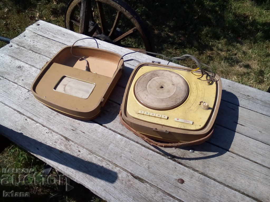 Old turntable with price 65.00 BGN | € 33.23 Old turntable with price 65.00 BGN | € 33.23