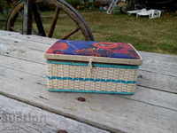 Стара плетена кутия