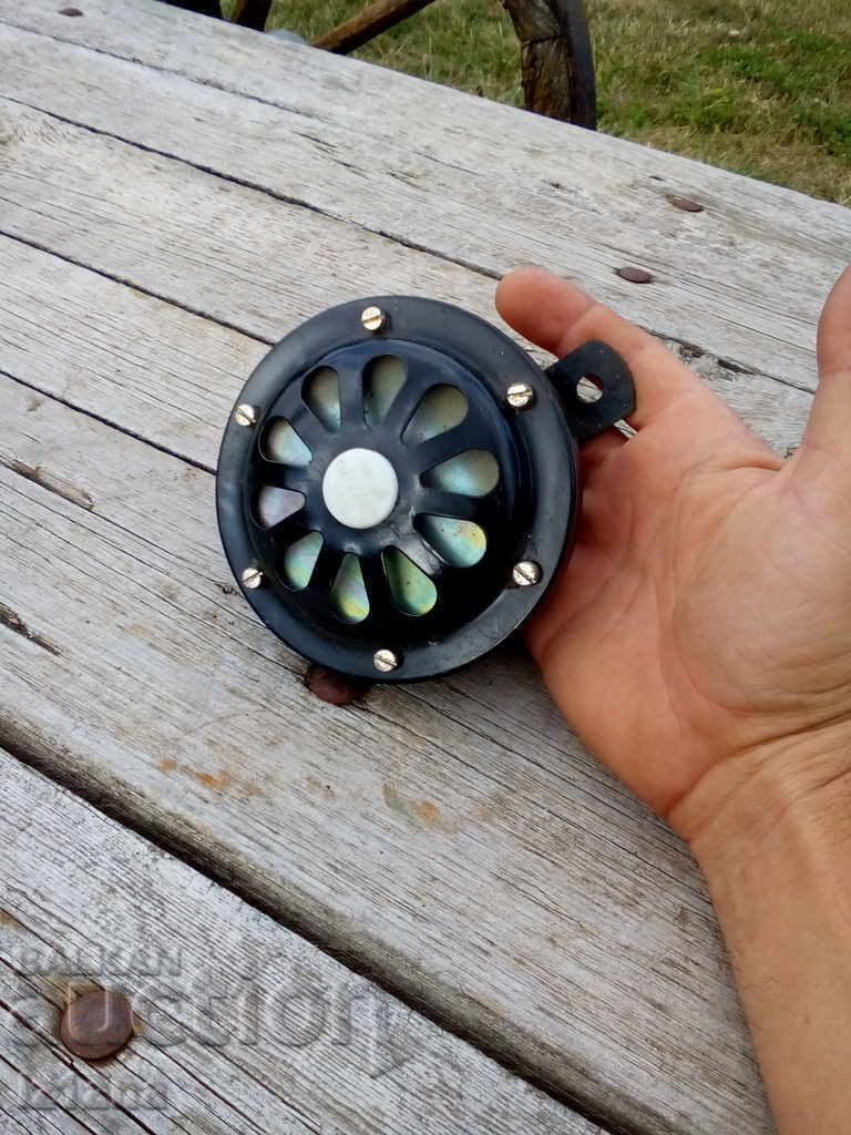 Old car horn with price 18.00 BGN | € 9.20 Old car horn with price 18.00 BGN | € 9.20