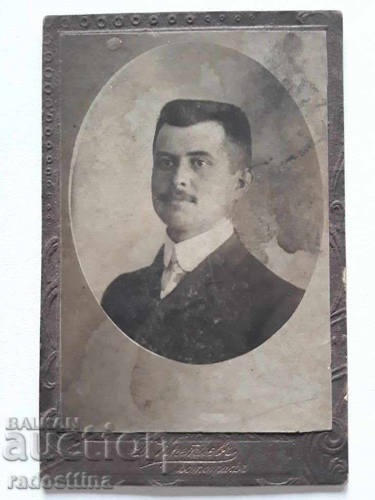 Fotografie veche pe carton. Fotografie de D. Kretiev