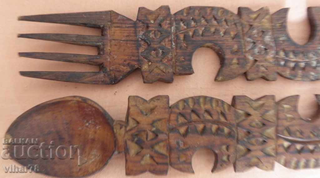 Licitație furculiță și lingură veche de lemn