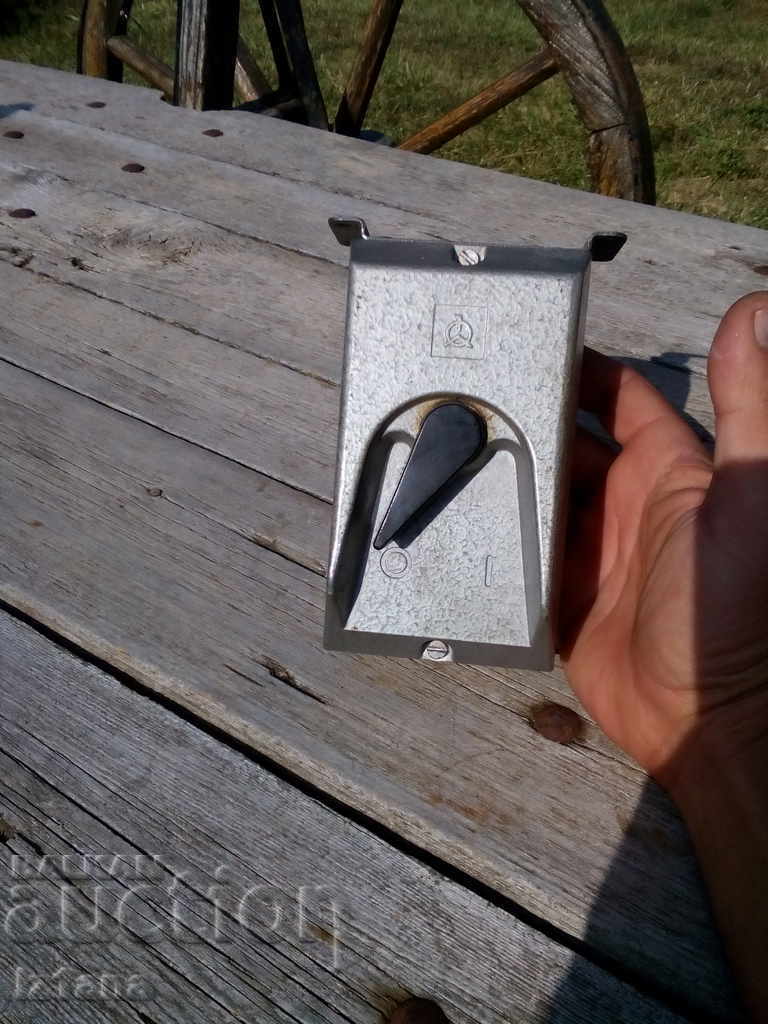 Întrerupător electric vechi, întrerupător cu preț 28.00 BGN | € 14.32 Întrerupător electric vechi, întrerupător cu preț 28.00 BGN | € 14.32