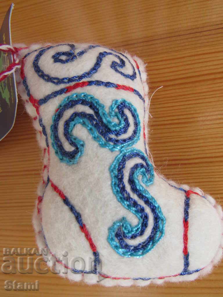 Автентична текстилна коледна играчка от филц с казахски наци