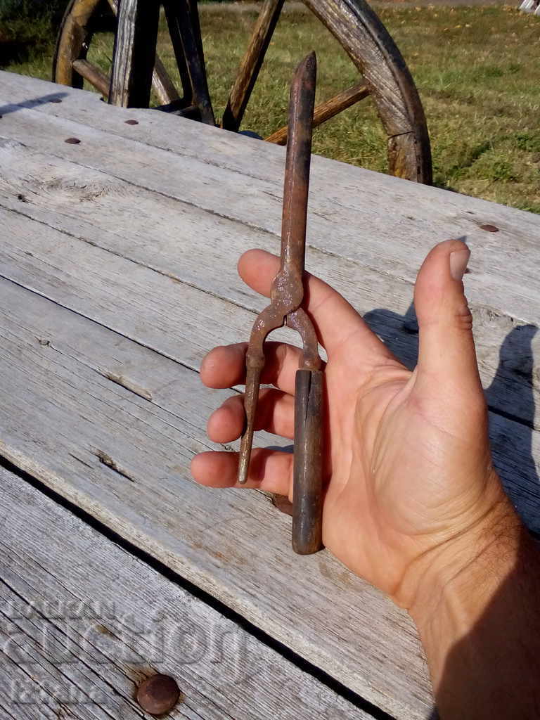 Antique curling iron with price 22.00 BGN | € 11.25 Antique curling iron with price 22.00 BGN | € 11.25