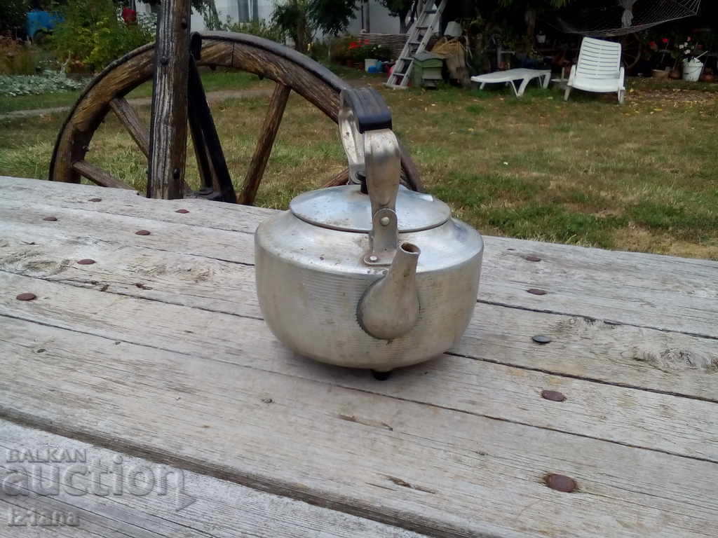 Old electric kettle with price 22.00 BGN | € 11.25 Old electric kettle with price 22.00 BGN | € 11.25