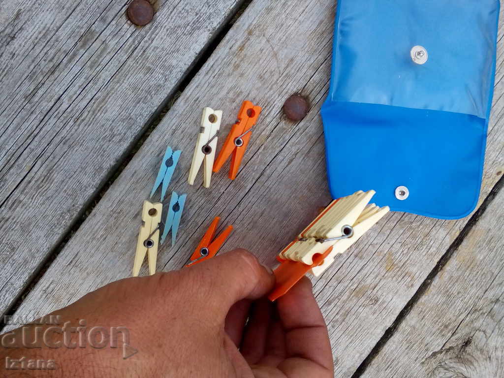 Παράδοση Παλιά πλαστικά μανταλάκια ρούχων