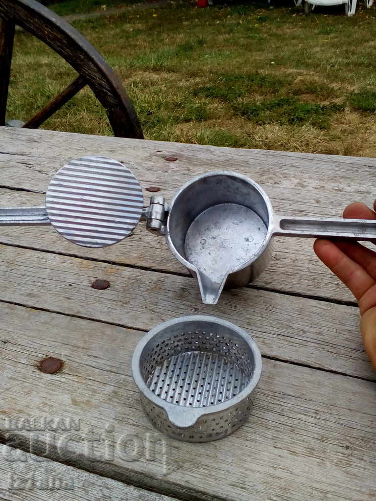 Delivery of Old citrus press, fruit press