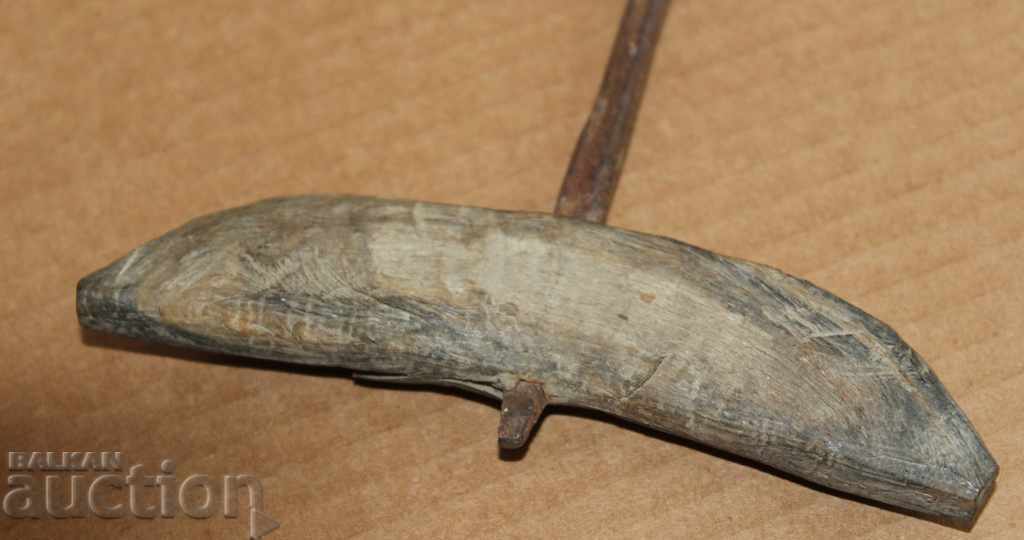 Auction  . OLD MEDITERRANEAN BATTERY MATKAP WOODEN TOOL ROG