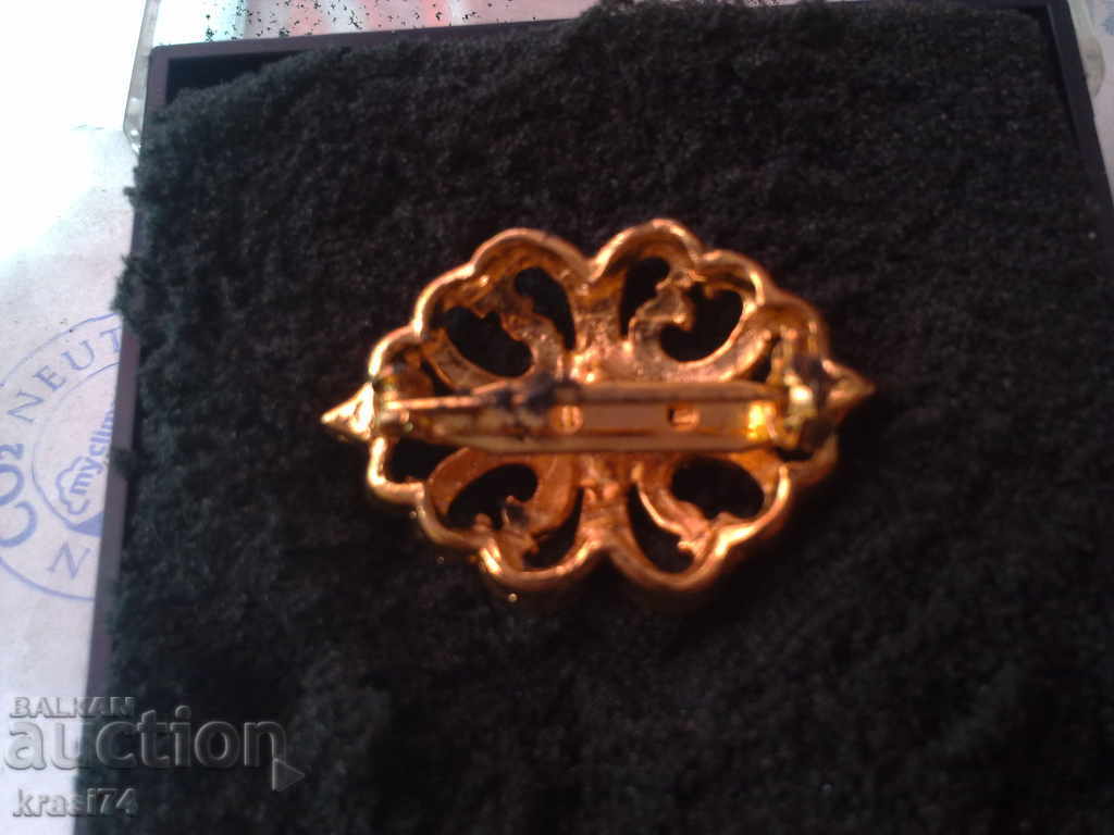 Gold-plated brooch with price 15.00 BGN | € 7.67 Gold-plated brooch with price 15.00 BGN | € 7.67