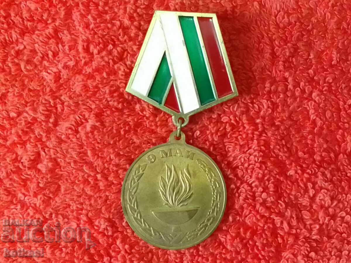 Delivery of Old Soviet Medal 9 May 50 Years from the End of WWII Delivery of Old Soviet Medal 9 May 50 Years from the End of WWII