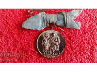 Medală Soc veche cu panglică pentru o mamă mare