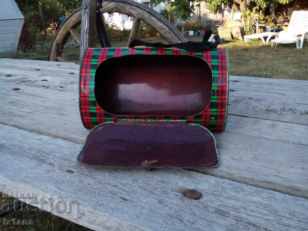 Παλιό μεταλλικό κουτί με τιμή 45.00 BGN | € 23.01 Παλιό μεταλλικό κουτί με τιμή 45.00 BGN | € 23.01