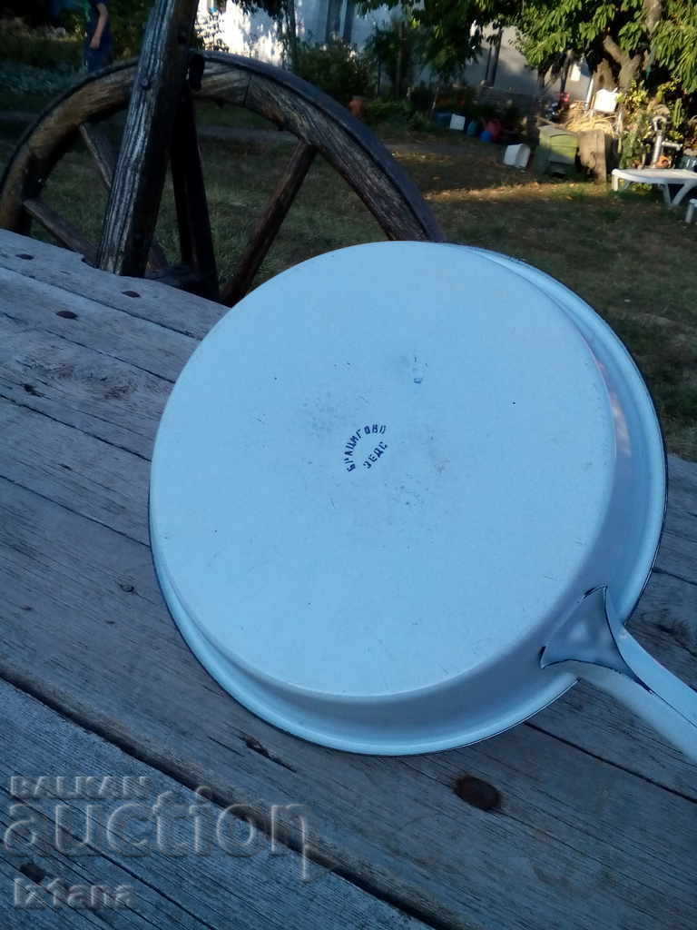 Delivery of Old enamel pan Delivery of Old enamel pan