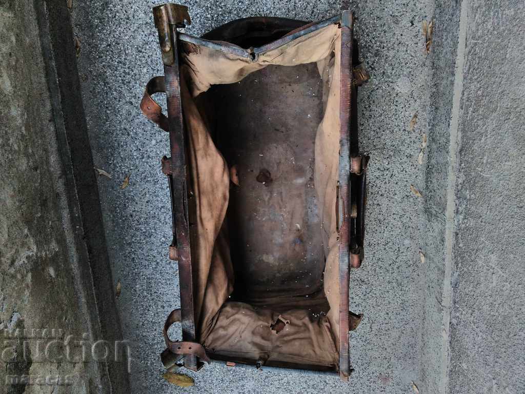 Стара кожена чанта с метални елементи с цена 20.00 лв. | € 10.23 Стара кожена чанта с метални елементи с цена 20.00 лв. | € 10.23