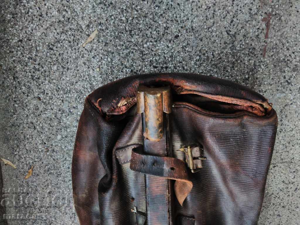 Licitație Geanta veche din piele cu elemente metalice
