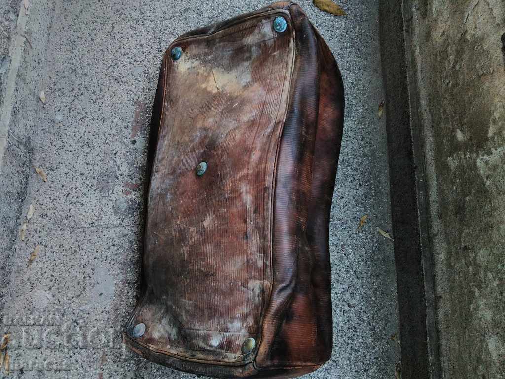 Доставка на Стара кожена чанта с метални елементи Доставка на Стара кожена чанта с метални елементи