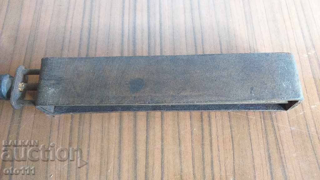 VECHI, DE MASA, MASA DE RACER cu preț 24.00 BGN | € 12.27 VECHI, DE MASA, MASA DE RACER cu preț 24.00 BGN | € 12.27