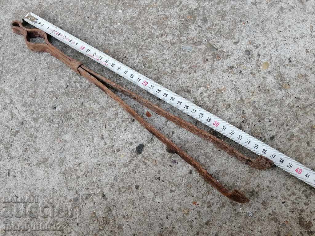 Παλιό ντιλάφι, λαβίδα, σφυρήλατο σίδερο για φούρνο με τιμή 32.00 BGN | € 16.36 Παλιό ντιλάφι, λαβίδα, σφυρήλατο σίδερο για φούρνο με τιμή 32.00 BGN | € 16.36