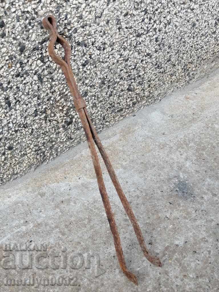 Παράδοση Παλιό ντιλάφι, λαβίδα, σφυρήλατο σίδερο για φούρνο Παράδοση Παλιό ντιλάφι, λαβίδα, σφυρήλατο σίδερο για φούρνο