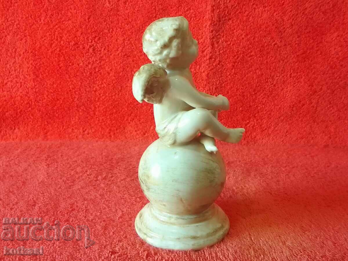 Licitație Figurină veche de porțelan, înger șezând pe o bilă