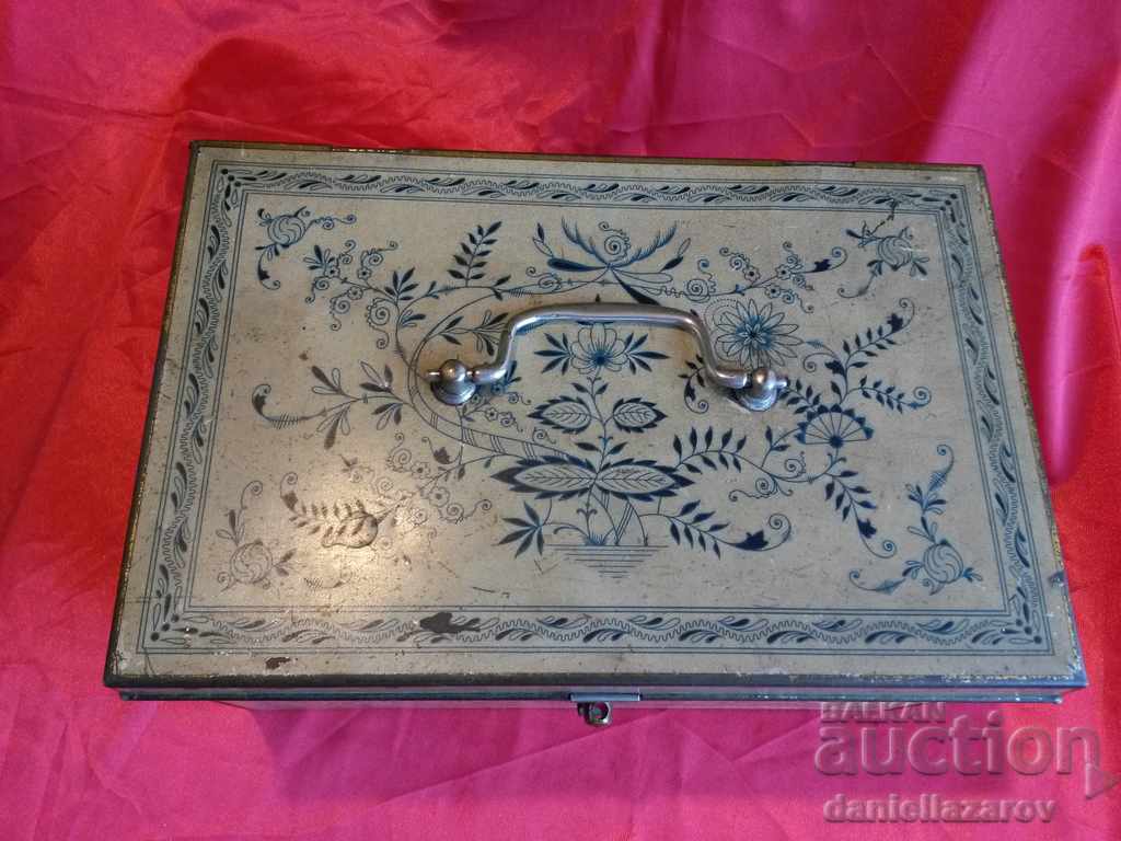 Μεγάλο παλιό τσίγκινο κιβώτιο Τύπου σεντούκι με τιμή 36.00 BGN | € 18.41 Μεγάλο παλιό τσίγκινο κιβώτιο Τύπου σεντούκι με τιμή 36.00 BGN | € 18.41