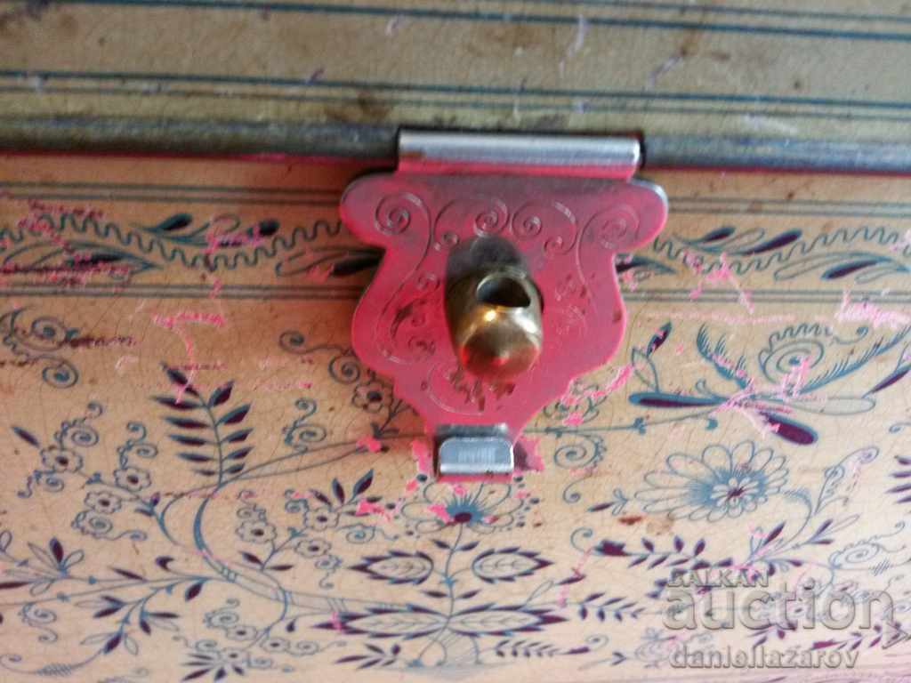 Παράδοση Μεγάλο παλιό τσίγκινο κιβώτιο Τύπου σεντούκι Παράδοση Μεγάλο παλιό τσίγκινο κιβώτιο Τύπου σεντούκι