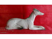 Figurină veche din porțelan, marcată cu câine