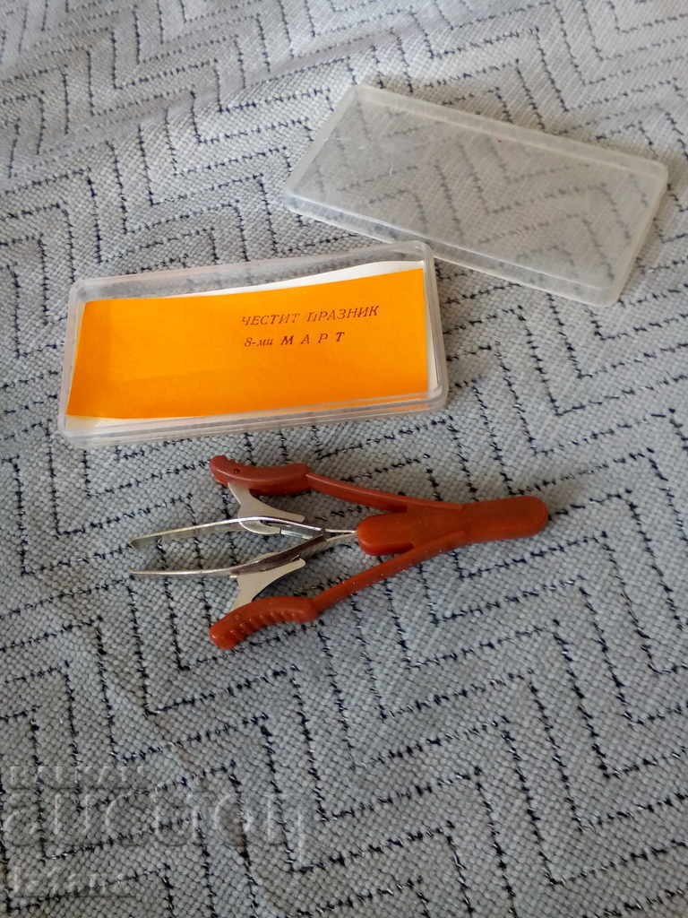 Old eyebrow tweezers with price 22.00 BGN | € 11.25 Old eyebrow tweezers with price 22.00 BGN | € 11.25