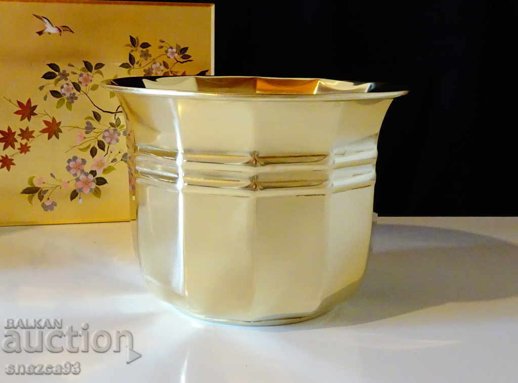 Auction Brass champagne flute, ice bucket 3.5 l. Auction Brass champagne flute, ice bucket 3.5 l.