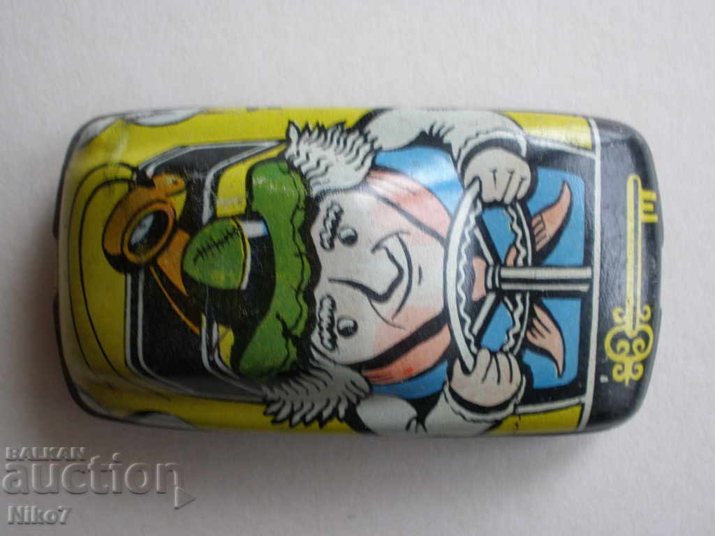 Cărucior vechi de metal.