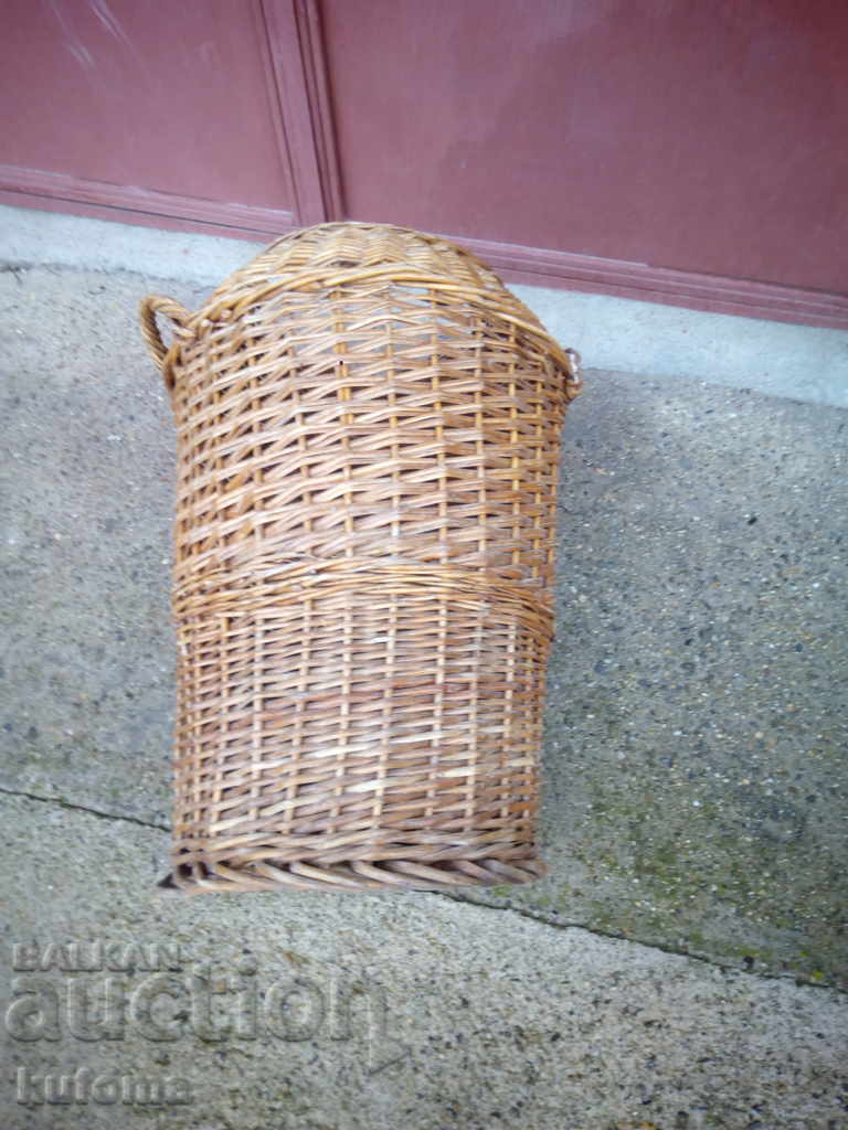 Delivery of Old rattan basket Delivery of Old rattan basket