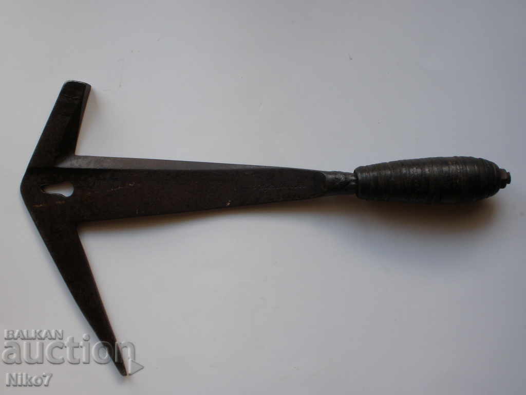 Παλιό, χειροποίητο, σφυρήλατο, μαρκαρισμένο σφυρί στέγης Παλιό, χειροποίητο, σφυρήλατο, μαρκαρισμένο σφυρί στέγης