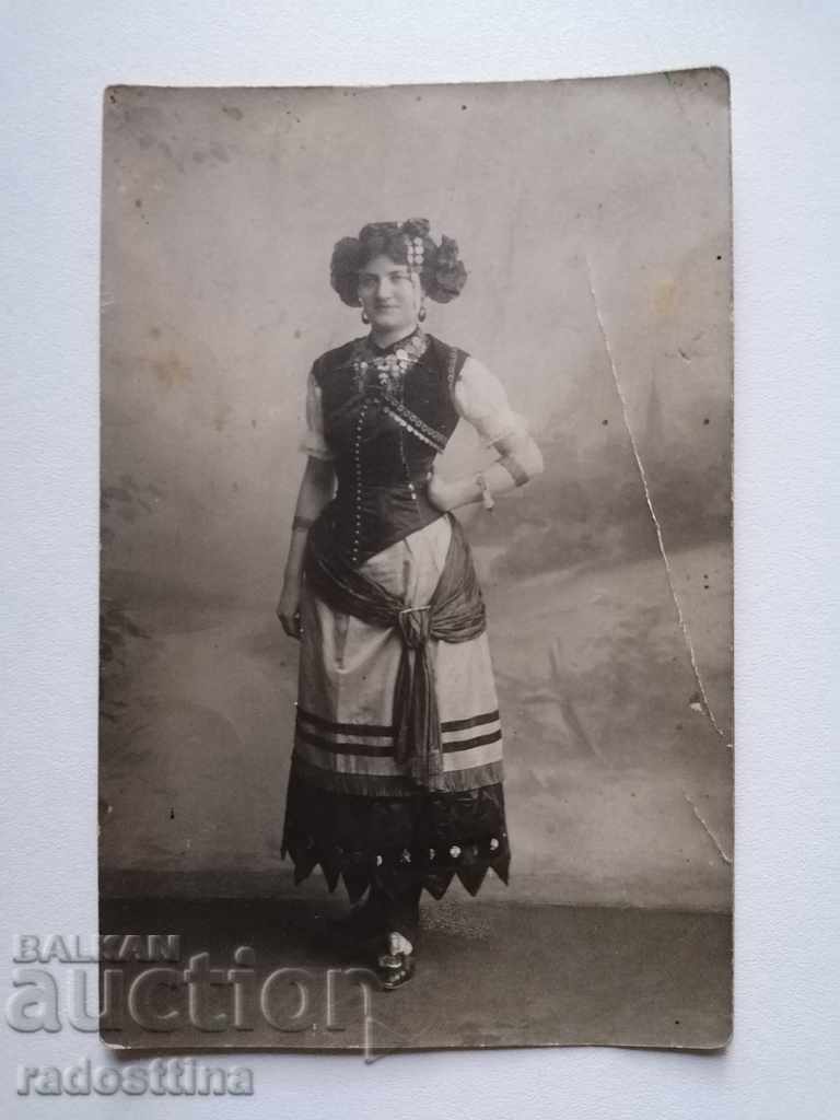 Стара снимка народна носия
