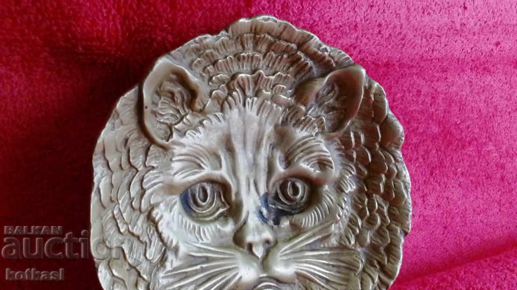 Delivery of Old metal bronze pano plate Cat Delivery of Old metal bronze pano plate Cat