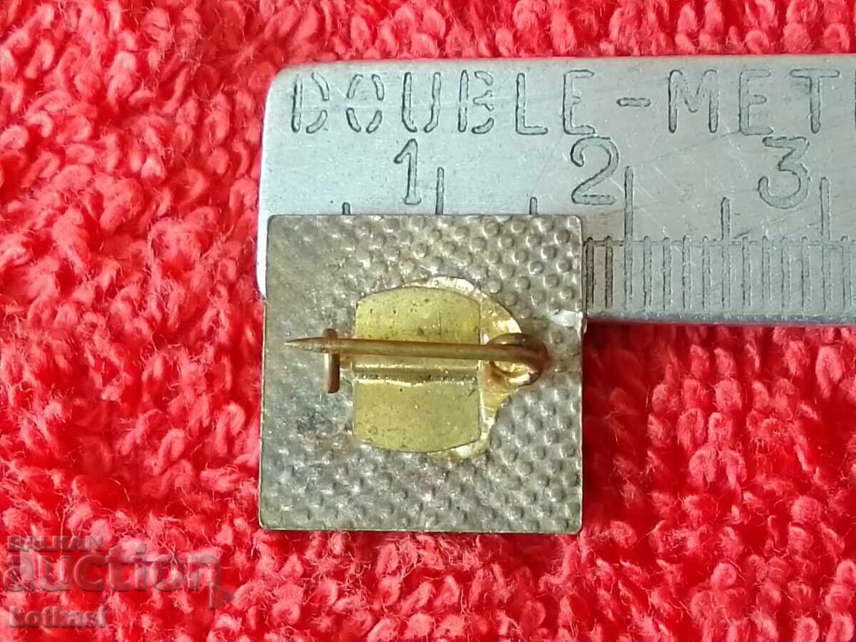 Old bronze enamel badge Orienteering 2nd grade with price 35.50 BGN | € 18.15 Old bronze enamel badge Orienteering 2nd grade with price 35.50 BGN | € 18.15