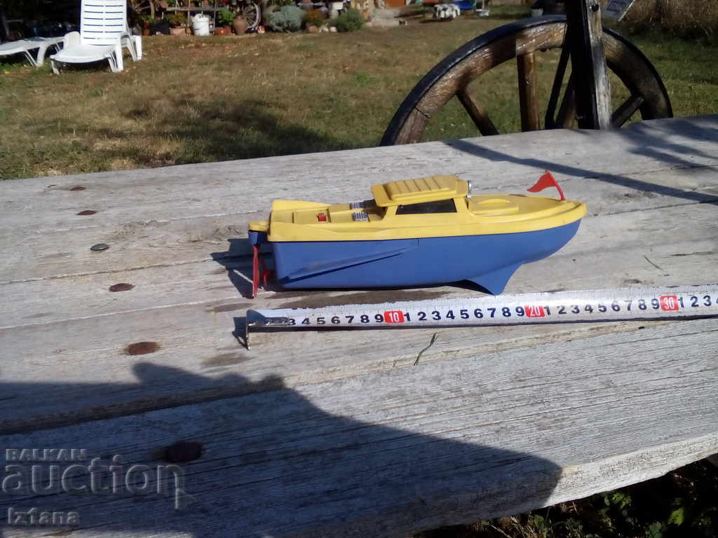 Licitație O barcă veche de jucării, o barcă