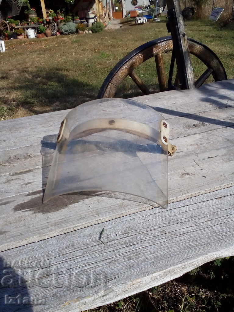 Mască de siguranță veche cu preț 10.00 BGN | € 5.11 Mască de siguranță veche cu preț 10.00 BGN | € 5.11