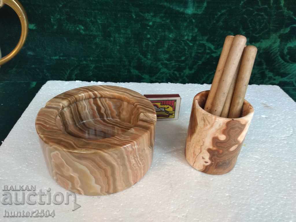 Cenușar și recipient pentru țigări din ONIX/sardonix?